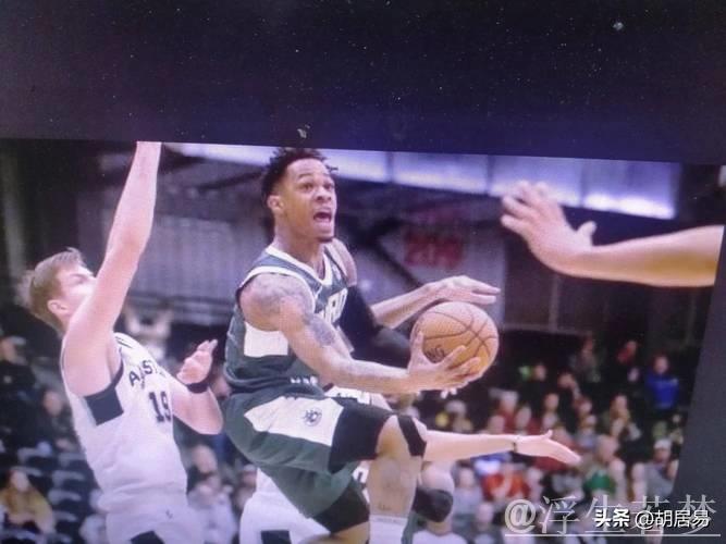雷琼-塔克半场5分钟高效砍下12分，三分手感火热